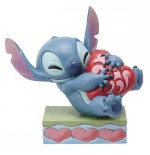 Figura enesco disney stitch abrazando un corazón