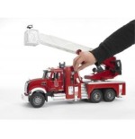 Bruder camion bomberos mack con escalera y deposito de agua 02821