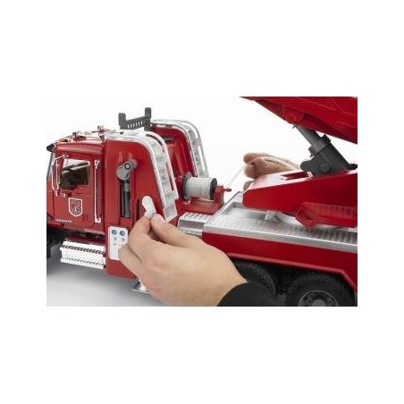 Bruder camion bomberos mack con escalera y deposito de agua 02821