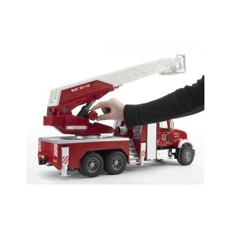 Bruder camion bomberos mack con escalera y deposito de agua 02821