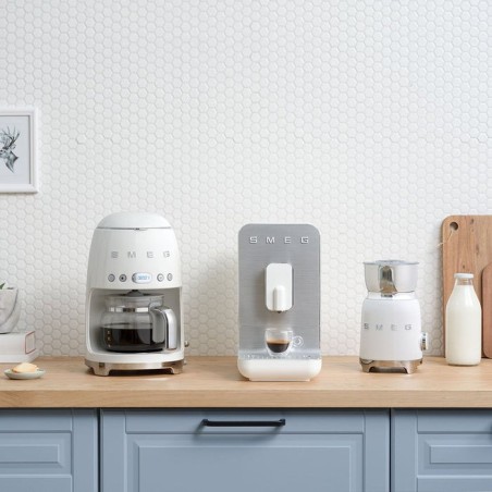 Espumador de leche smeg mff11wheu estilo años 50 blanco