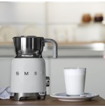 Espumador de leche smeg mff11wheu estilo años 50 blanco