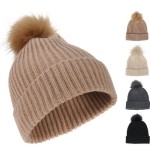 Gorro de punto con borla, colores variados. basics