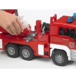 Bruder man fire engine with selwing ladder vehículo de juguete